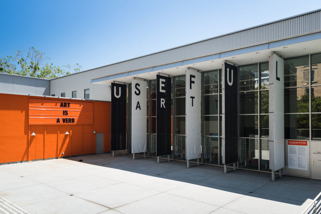 Statement marquee from Escuela de Arte Útil (School of Useful Art)
