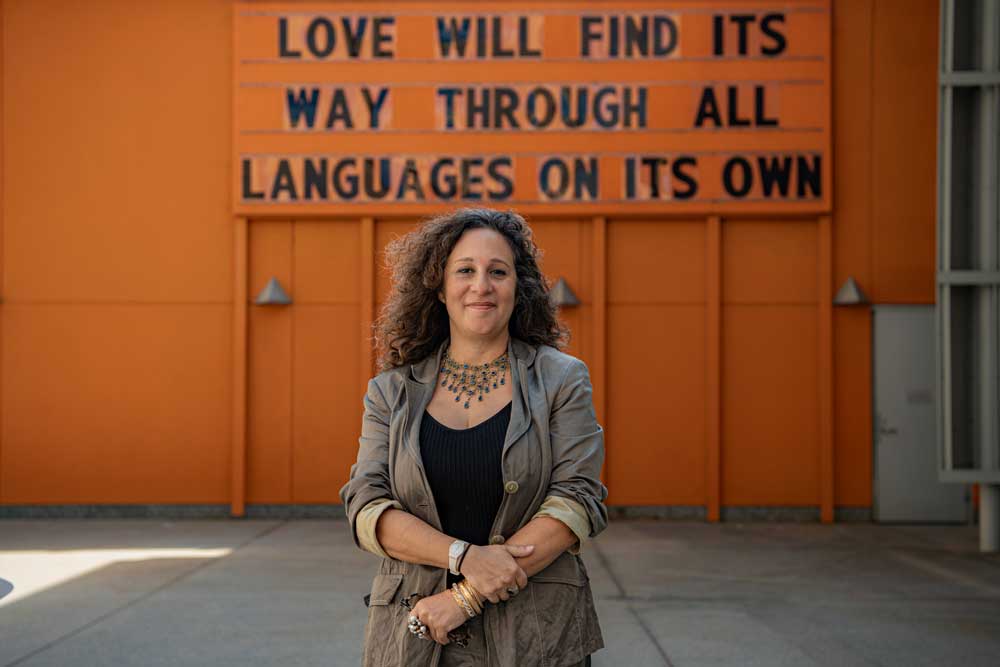 Statement marquee from Escuela de Arte Útil (School of Useful Art)